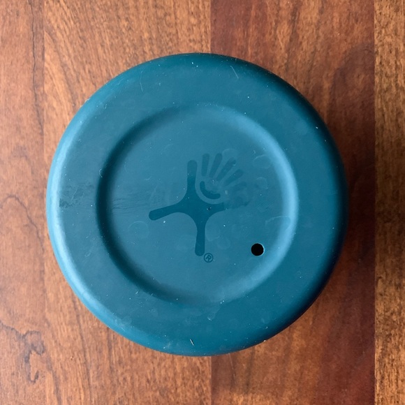 Hydroflask wide mouth with rubber base and matching cap - Picture 3 of 4